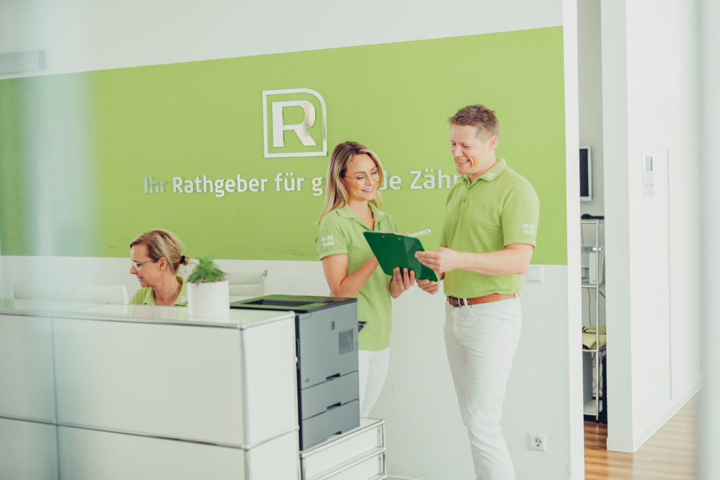 Dr. Christian Rathgeber mit Kolleginnen am Empfang der Praxis in Aalen